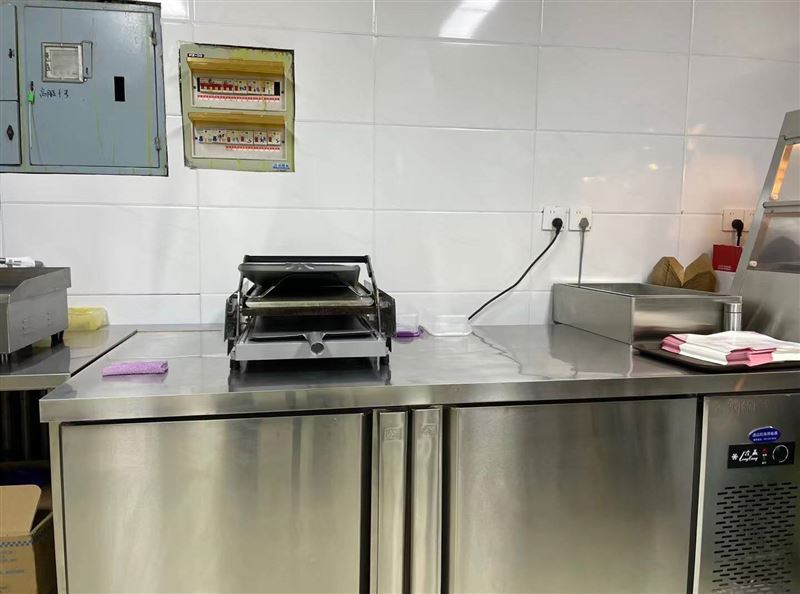 茄子河惠民中小学旁边堡斯丁汉堡店