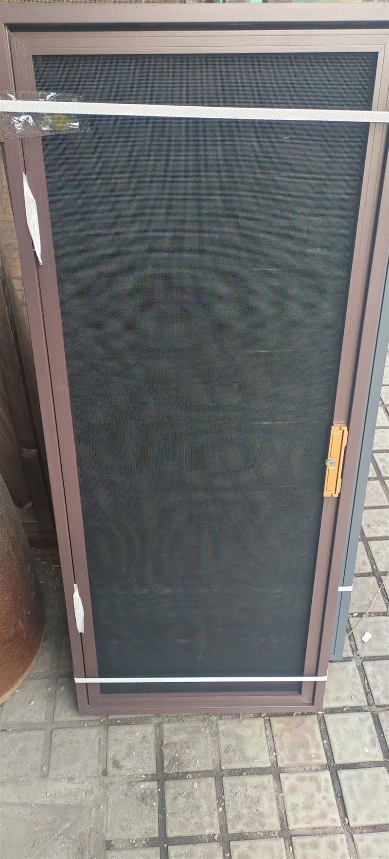 定做各种纱窗。金刚网高透纱窗，软包防盗门，专业维修门窗。换合页把手密封条。打密封胶。