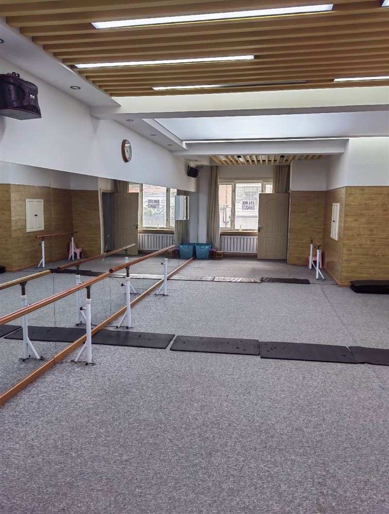 七台河市第九小学南侧约60米，临街一二层180平商服出租，格局方正，水电暖气齐全，门前可以停车。