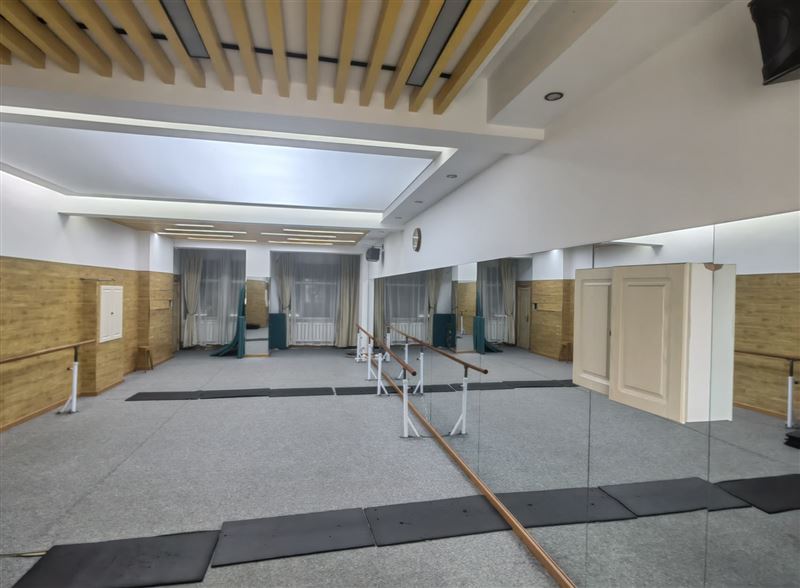 七台河市第九小学南侧约60米，临街一二层180平商服出租，格局方正，水电暖气齐全，门前可以停车。