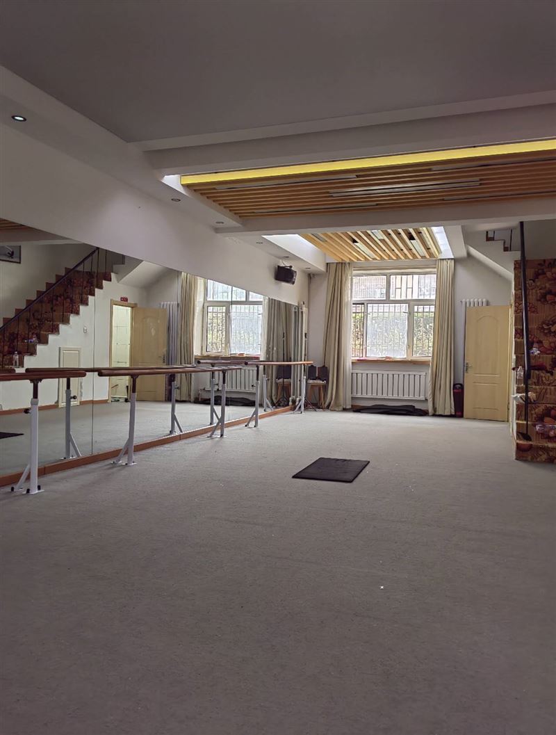 七台河市第九小学南侧约60米，临街一二层180平商服出租，格局方正，水电暖气齐全，门前可以停车。