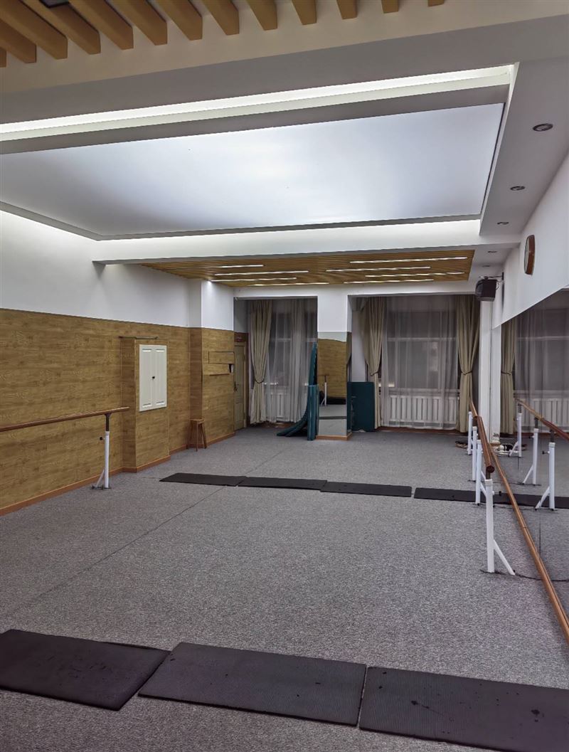 七台河市第九小学南侧约60米，临街一二层180平商服出租，格局方正，水电暖气齐全，门前可以停车。