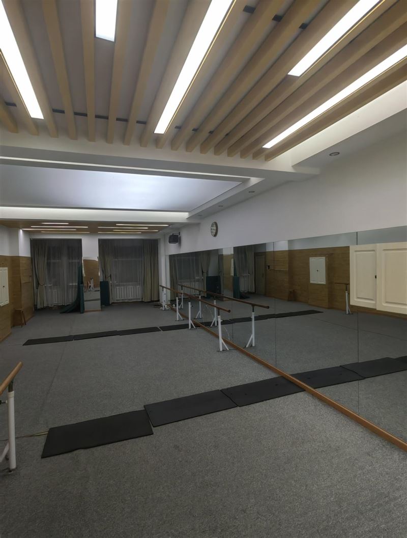 七台河市第九小学南侧约60米，临街一二层180平商服出租，格局方正，水电暖气齐全，门前可以停车。