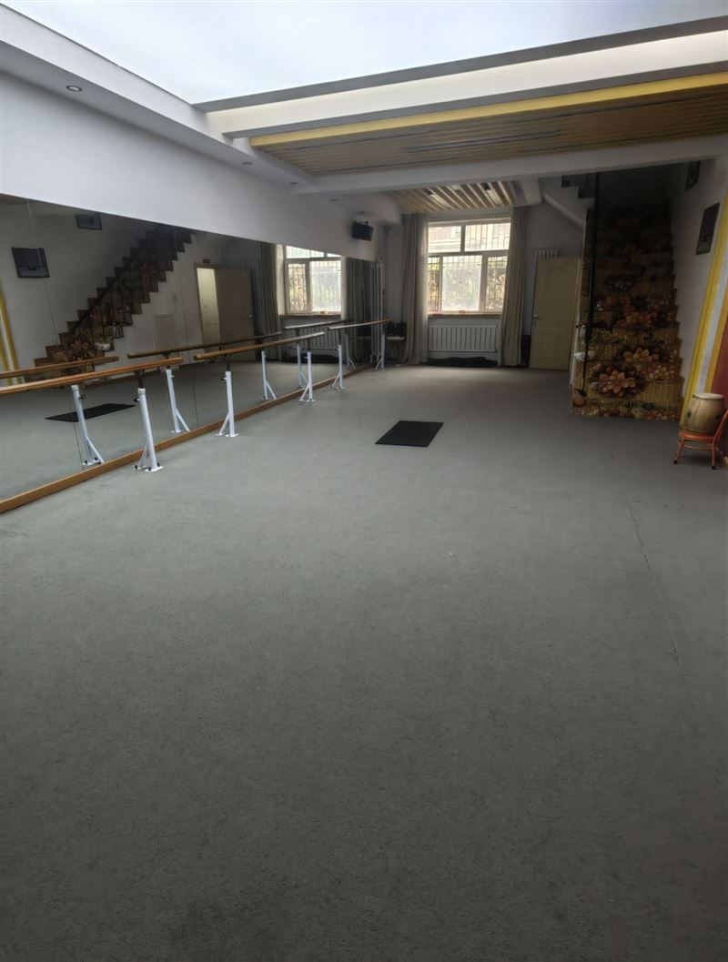 七台河市第九小学南侧约60米，临街一二层180平商服出租，格局方正，水电暖气齐全，门前可以停车。